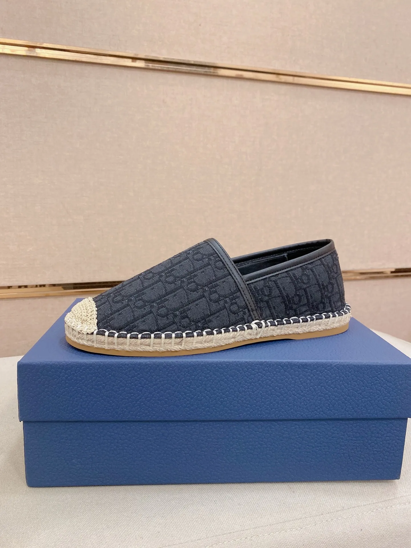 Factory price: 400💰High quality [Dior·Dior] 💫Men's latest slip-on Loaf casual shoes ✔️The original version is available at the counter simultaneously. 1:1 replica🏍️Fabrics: Italian imported fabrics, pure hand-drawn threads, raw rubber breathable and non-slip outsole, lining breathable and comfortable lambskin, 100% comfortable density, original rubber outsole wear-resistant ✔️Code number: 38-44, you deserve it, (Note: 37, 45, 46 can be customized, non-refundable and non-exchangeable)